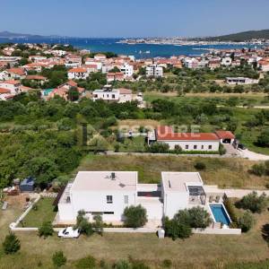 ZADAR - SUKOŠAN Moderna dvojna vila sa bazenom