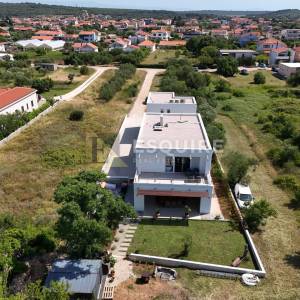 ZADAR - SUKOŠAN Moderna dvojna vila sa bazenom