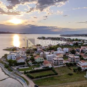ZADAR - SUKOŠAN Trosoban stan S01 u prizemlju s vrtom, 60 m od mora!!