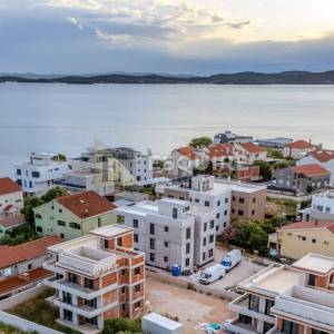 ZADAR - SUKOŠAN Trosoban stan S01 u prizemlju s vrtom, 60 m od mora!!