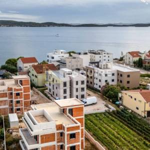 ZADAR - SUKOŠAN Trosoban stan S01 u prizemlju s vrtom, 60 m od mora!!