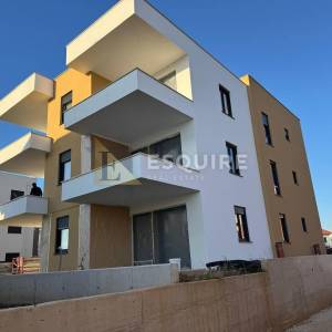 ZADAR - SUKOŠAN Trosoban stan S01 u prizemlju s vrtom, 60 m od mora!!