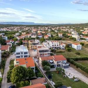 ZADAR - SUKOŠAN Trosoban stan S01 u prizemlju s vrtom, 60 m od mora!!