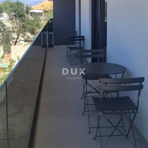 ZADAR, VRSI - Kompletno namještena dvojna kuća s pogledom na more i okućnicom! A