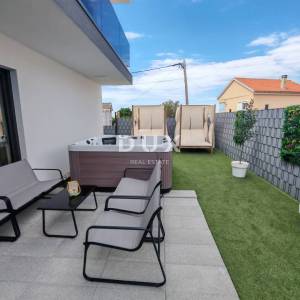 ZADAR, VRSI - Kompletno namještena dvojna kuća s pogledom na more i okućnicom! A