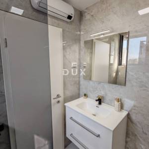 ZADAR, VRSI - Kompletno namještena dvojna kuća s pogledom na more i okućnicom! A