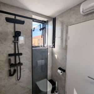 ZADAR, VRSI - Kompletno namještena dvojna kuća s pogledom na more i okućnicom! A