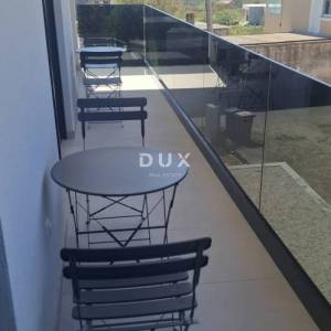 ZADAR, VRSI - Kompletno namještena dvojna kuća s pogledom na more i okućnicom! A