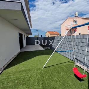 ZADAR, VRSI - Vrhunska dvojna kuća s pogledom na more i okućnicom! B