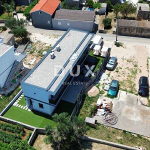 ZADAR, VRSI - Vrhunska dvojna kuća s pogledom na more i okućnicom! B