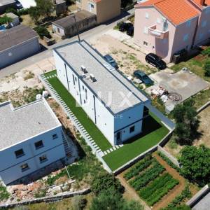 ZADAR, VRSI - Vrhunska dvojna kuća s pogledom na more i okućnicom! B
