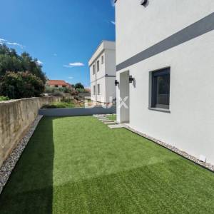 ZADAR, VRSI - Vrhunska dvojna kuća s pogledom na more i okućnicom! B