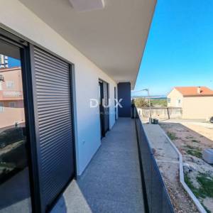 ZADAR, VRSI - Vrhunska dvojna kuća s pogledom na more i okućnicom! B