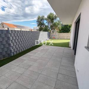 ZADAR, VRSI - Vrhunska dvojna kuća s pogledom na more i okućnicom! B