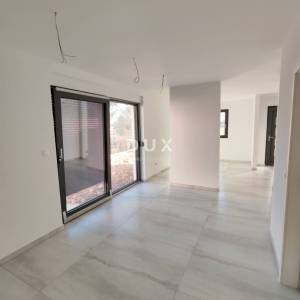ZADAR, VRSI - Vrhunska dvojna kuća s pogledom na more i okućnicom! B