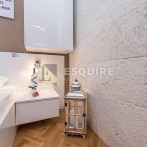 ZADAR - Zgrada u centru stare jezgre grada sa 6 apartmana i 2 poslovna prostora 