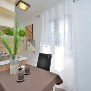 ZADAR - Zgrada u centru stare jezgre grada sa 6 apartmana i 2 poslovna prostora 
