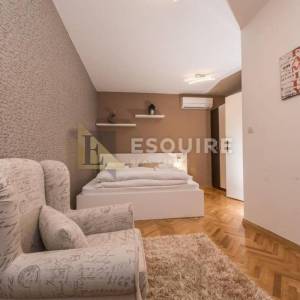 ZADAR - Zgrada u centru stare jezgre grada sa 6 apartmana i 2 poslovna prostora 