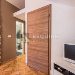 ZADAR - Zgrada u centru stare jezgre grada sa 6 apartmana i 2 poslovna prostora 