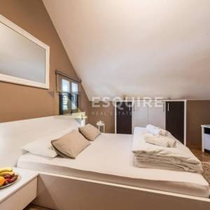 ZADAR - Zgrada u centru stare jezgre grada sa 6 apartmana i 2 poslovna prostora 