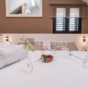 ZADAR - Zgrada u centru stare jezgre grada sa 6 apartmana i 2 poslovna prostora 