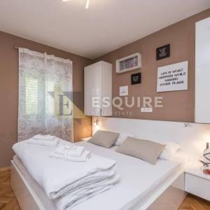 ZADAR - Zgrada u centru stare jezgre grada sa 6 apartmana i 2 poslovna prostora 