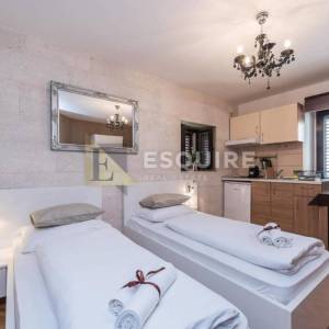 ZADAR - Zgrada u centru stare jezgre grada sa 6 apartmana i 2 poslovna prostora 