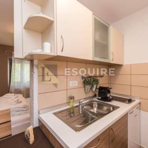 ZADAR - Zgrada u centru stare jezgre grada sa 6 apartmana i 2 poslovna prostora 