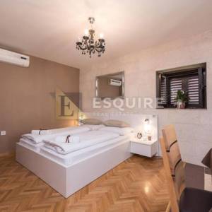 ZADAR - Zgrada u centru stare jezgre grada sa 6 apartmana i 2 poslovna prostora 