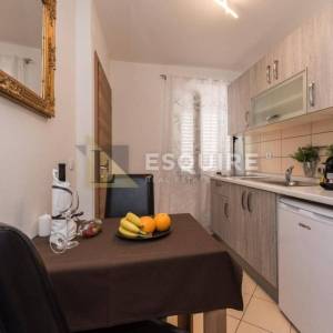 ZADAR - Zgrada u centru stare jezgre grada sa 6 apartmana i 2 poslovna prostora 