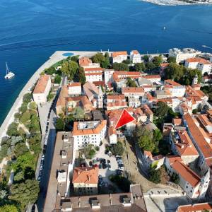 ZADAR - Zgrada u centru stare jezgre grada sa 6 apartmana i 2 poslovna prostora 