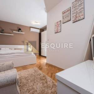 ZADAR - Zgrada u centru stare jezgre grada sa 6 apartmana i 2 poslovna prostora 