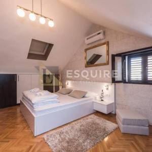 ZADAR - Zgrada u centru stare jezgre grada sa 6 apartmana i 2 poslovna prostora 