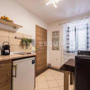 ZADAR - Zgrada u centru stare jezgre grada sa 6 apartmana i 2 poslovna prostora 