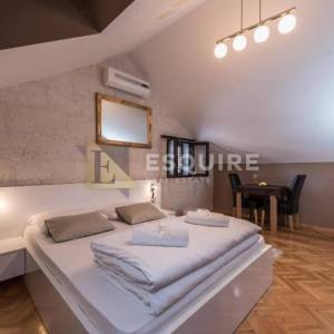 ZADAR - Zgrada u centru stare jezgre grada sa 6 apartmana i 2 poslovna prostora 