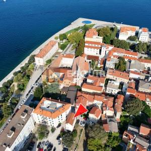 ZADAR - Zgrada u centru stare jezgre grada sa 6 apartmana i 2 poslovna prostora 