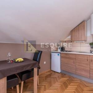 ZADAR - Zgrada u centru stare jezgre grada sa 6 apartmana i 2 poslovna prostora 