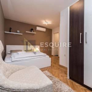 ZADAR - Zgrada u centru stare jezgre grada sa 6 apartmana i 2 poslovna prostora 