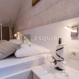 ZADAR - Zgrada u centru stare jezgre grada sa 6 apartmana i 2 poslovna prostora 