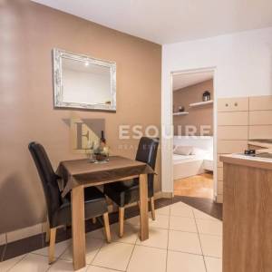 ZADAR - Zgrada u centru stare jezgre grada sa 6 apartmana i 2 poslovna prostora 