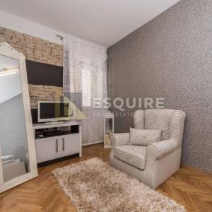 ZADAR - Zgrada u centru stare jezgre grada sa 6 apartmana i 2 poslovna prostora 