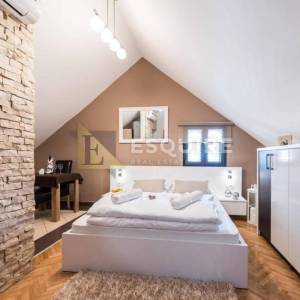 ZADAR - Zgrada u centru stare jezgre grada sa 6 apartmana i 2 poslovna prostora 