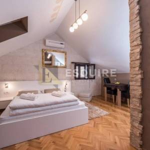 ZADAR - Zgrada u centru stare jezgre grada sa 6 apartmana i 2 poslovna prostora 