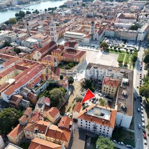 ZADAR - Zgrada u centru stare jezgre grada sa 6 apartmana i 2 poslovna prostora 
