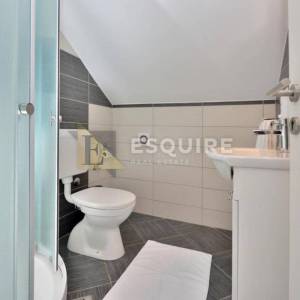 ZADAR - Zgrada u centru stare jezgre grada sa 6 apartmana i 2 poslovna prostora 