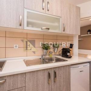 ZADAR - Zgrada u centru stare jezgre grada sa 6 apartmana i 2 poslovna prostora 