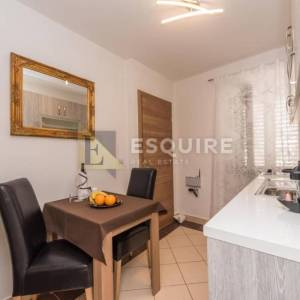 ZADAR - Zgrada u centru stare jezgre grada sa 6 apartmana i 2 poslovna prostora 