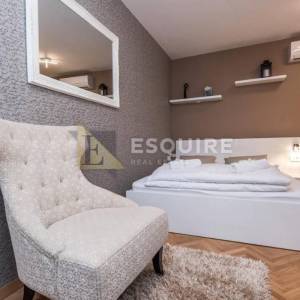 ZADAR - Zgrada u centru stare jezgre grada sa 6 apartmana i 2 poslovna prostora 