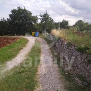 ZANIMLJIVO GRAĐEVINSKO I POLJOPRIVREDNO ZEMLJIŠTE U SREDIŠTU ISTRE