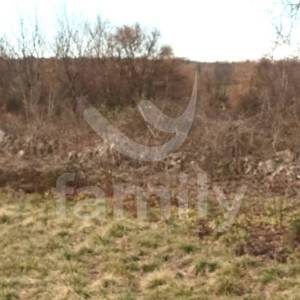 ZANIMLJIVO GRAĐEVINSKO ZEMLJIŠTE U SREDIŠTU ISTRE SA POGLEDOM NA UČKU